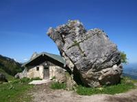 Riesiger Felsklotz neben Almhütte